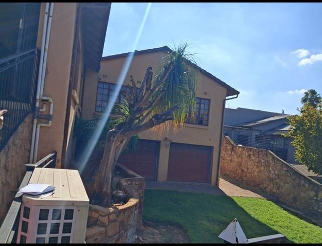 3 BEDROOM HOUSE FOR SALE IN OAKDENE